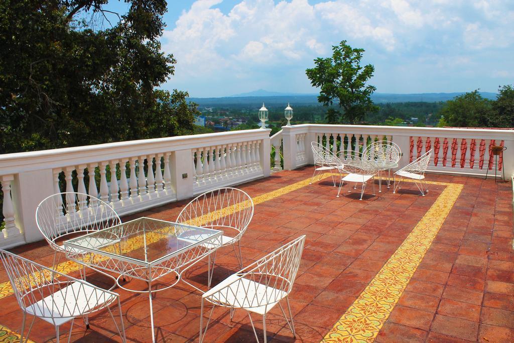 Paradores Del Castillo Taal Esterno foto